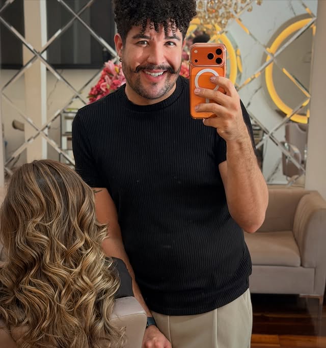Paulo Henrique em atendimento no studio